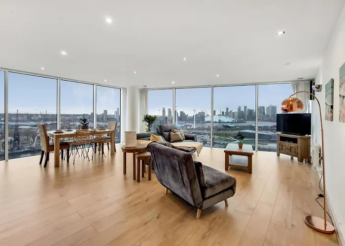 Deluxe Two Bed Apartment With River & City View