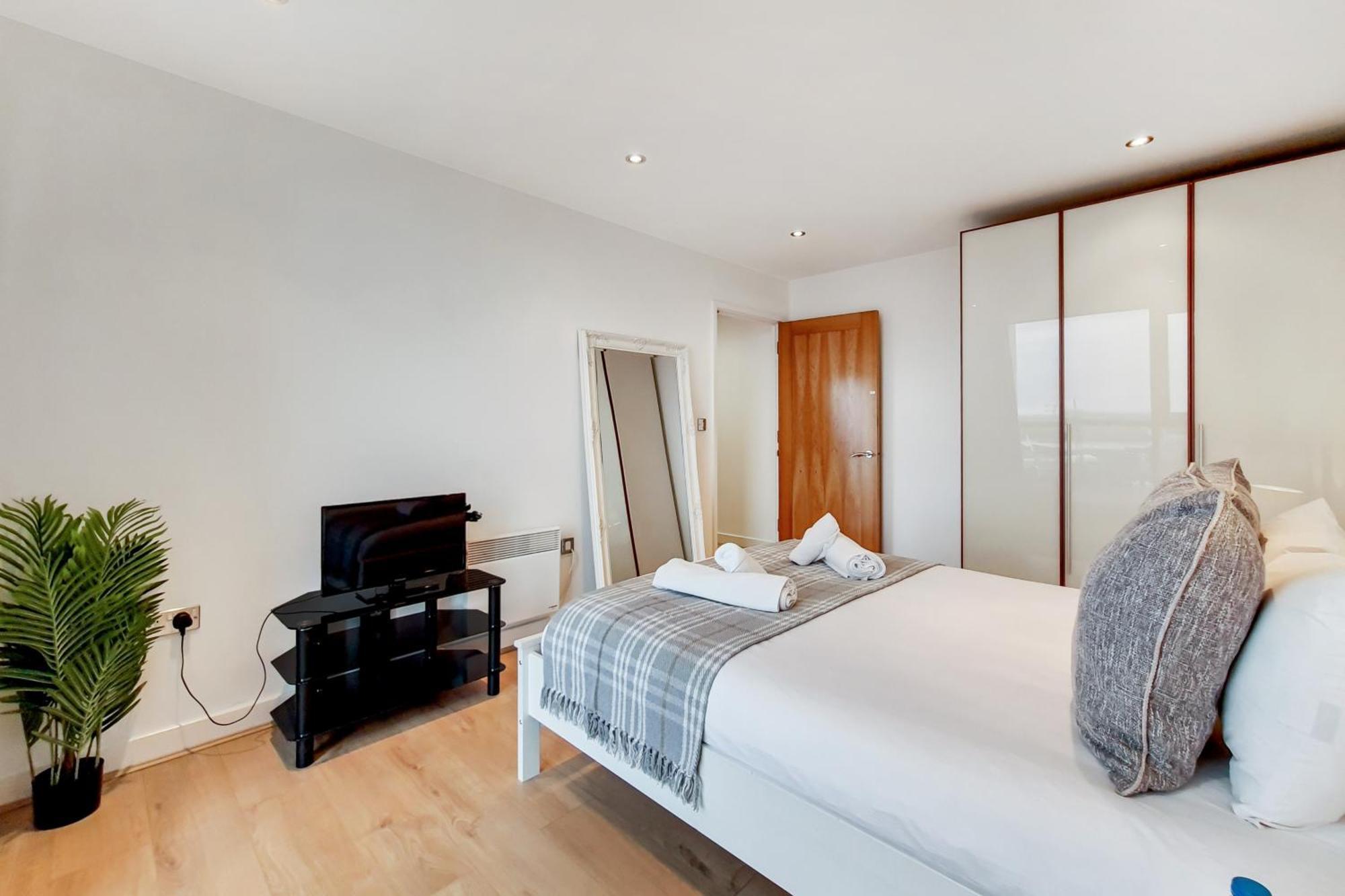 Apartment Deluxe Two Bed With River & View *
