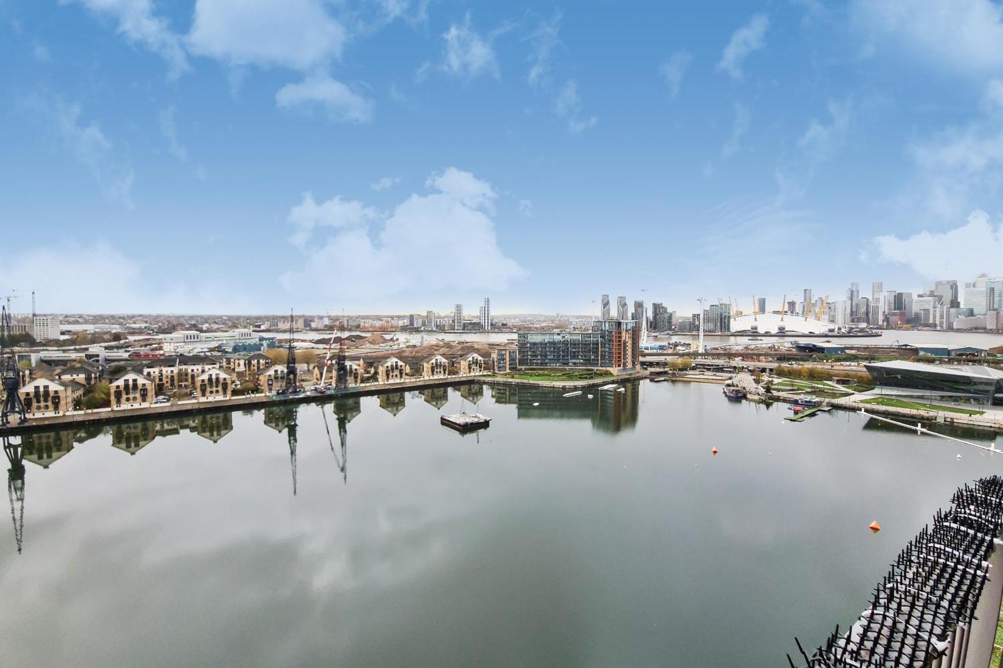 Apartment Deluxe Two Bed With River & View London