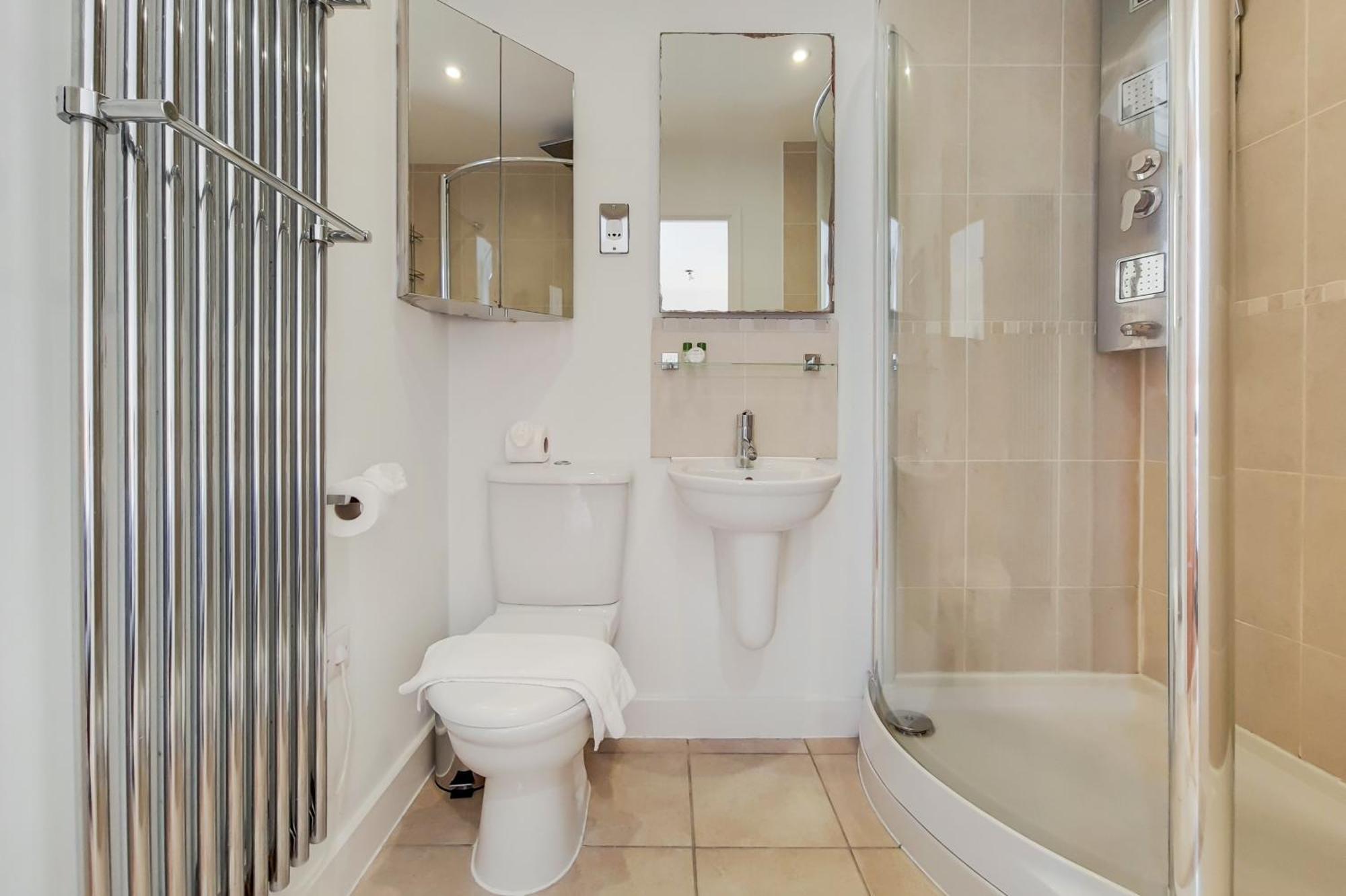 Deluxe Two Bed With River & View London