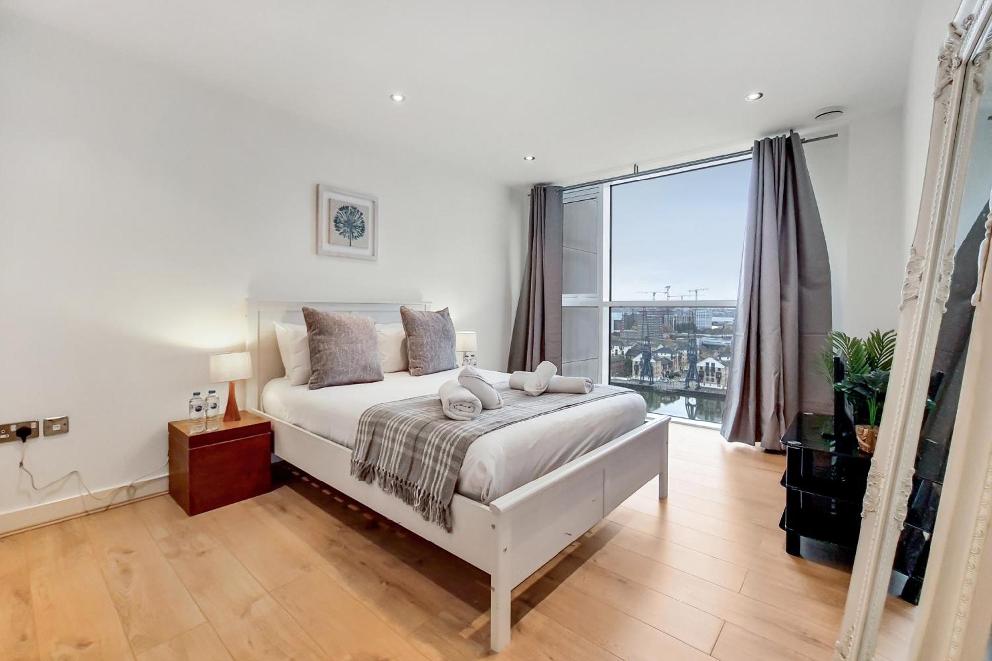 Deluxe Two Bed With River & View * London