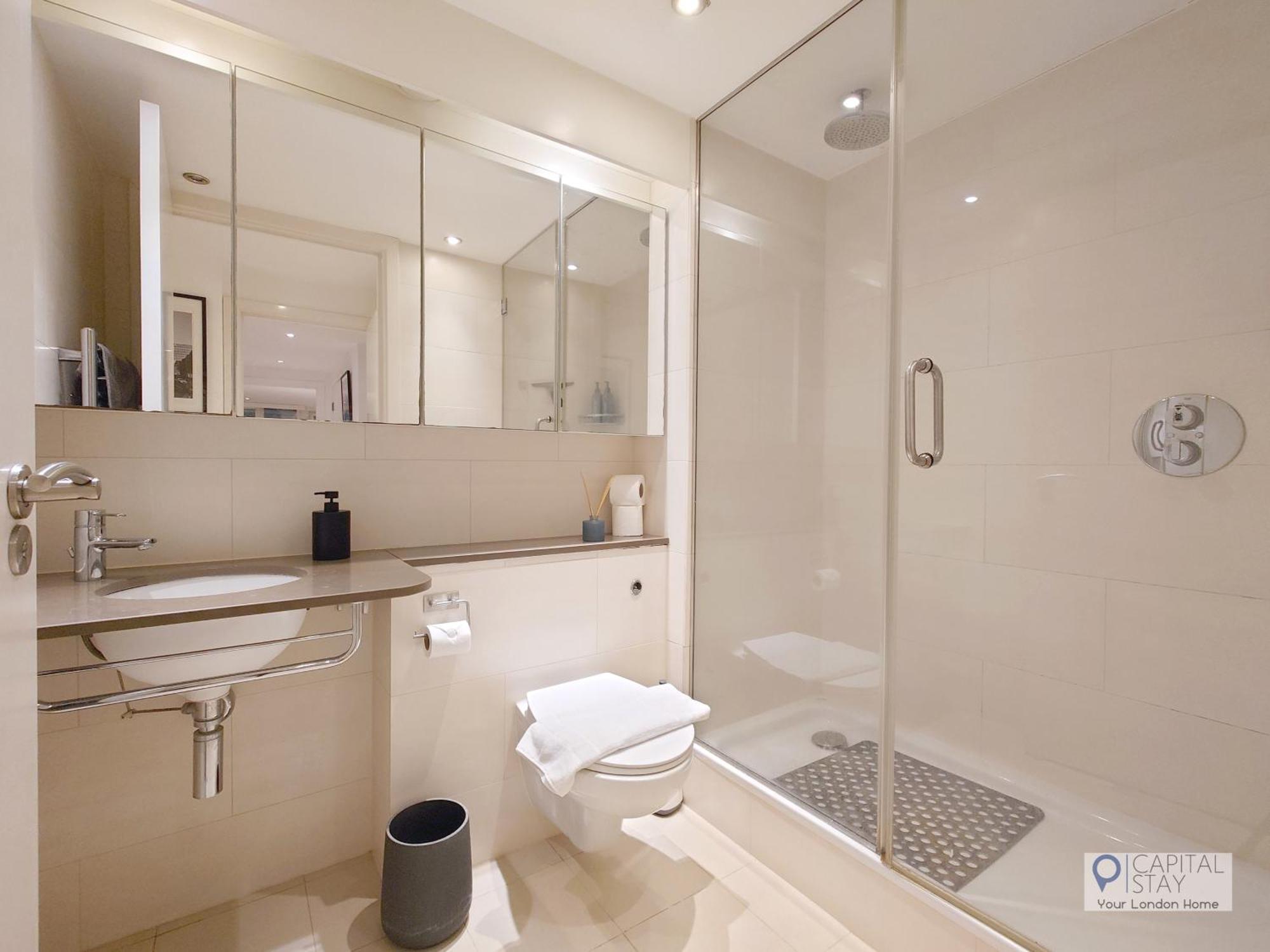 Apartment Deluxe Two Bed With River & View *