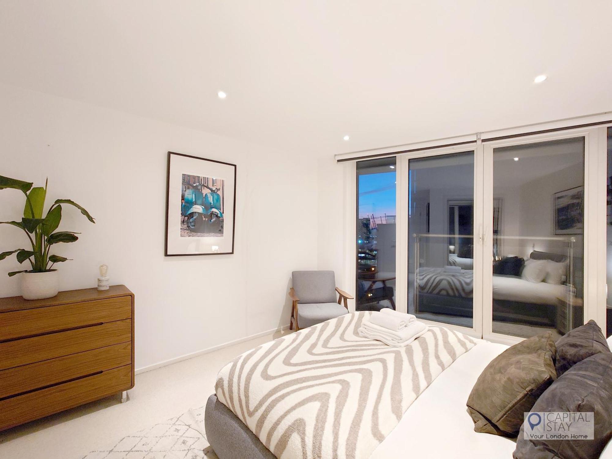 Apartment Deluxe Two Bed With River & View London